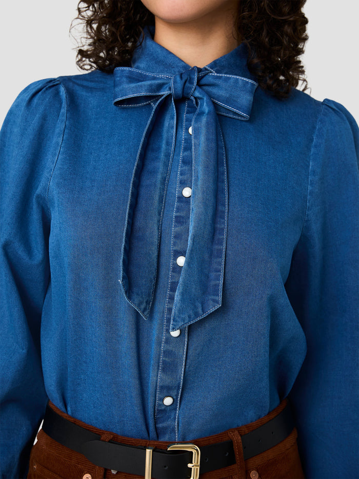 ZAVES CHAMBRAY BOW LONG SLEEVE TOP - LIGHT VINTAGE WASH